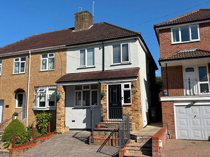 3 Bedroom Semi-Detached House For Sale In West Valley Road, Hemel Hempstead, HP3