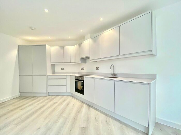 2 Bedroom Flat To Rent In Parkview House, Oaklands Park, Wokingham, Berkshire, RG41