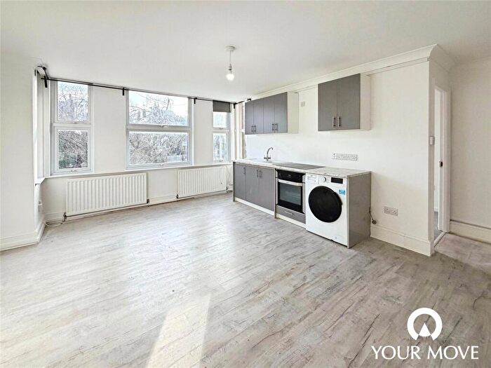 3 Bedroom Flat To Rent In Maidstone Road, Chatham, Kent, ME4