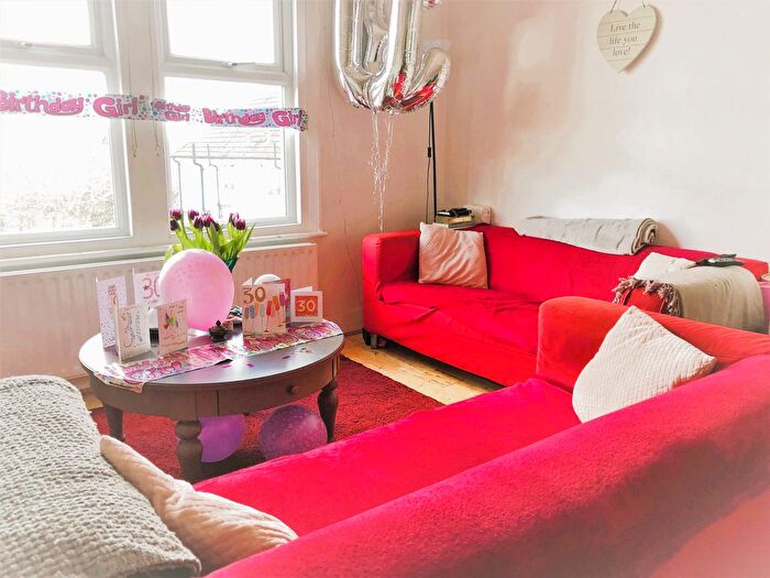 3 Bedroom Flat To Rent In Ashurst Gardens, London, SW2