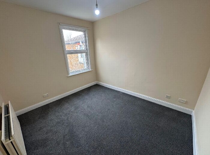2 Bedroom Flat To Rent In Gladstone Avenue, Manor Park, E12
