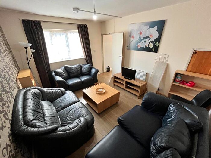 6 Bedroom Semi Detached House To Rent In Walmsley Road, Hyde Park, Leeds, LS6