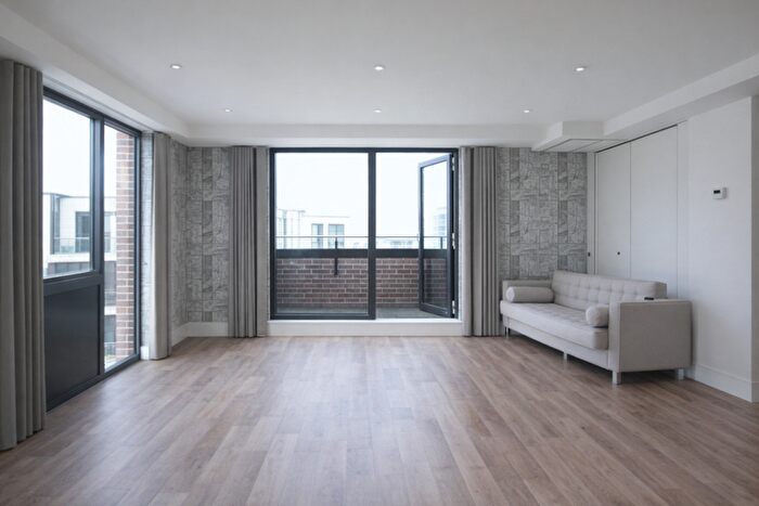 3 Bedroom Flat To Rent In Knaresborough Drive, London, SW18