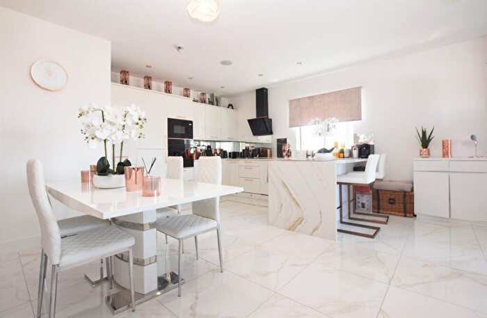 2 Bedroom Flat For Sale In St Ediths Court, Billericay, CM12