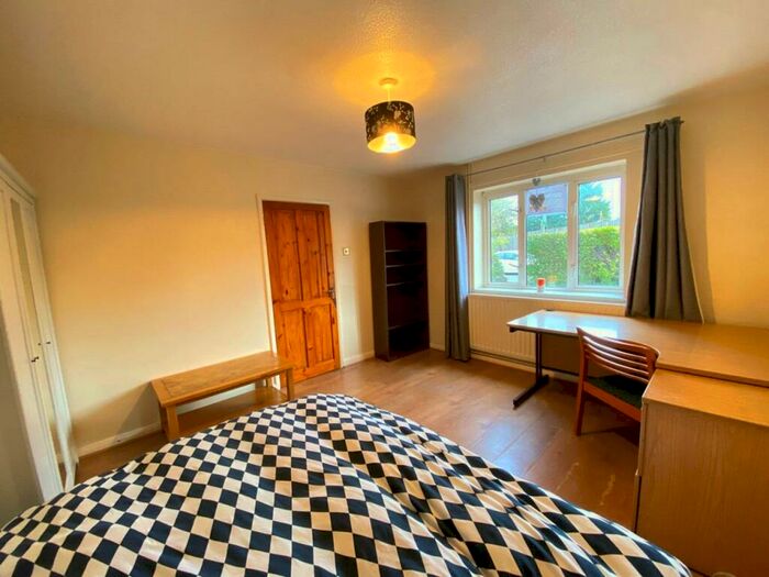 4 Bedroom Semi-Detached House To Rent In Southway, GU2