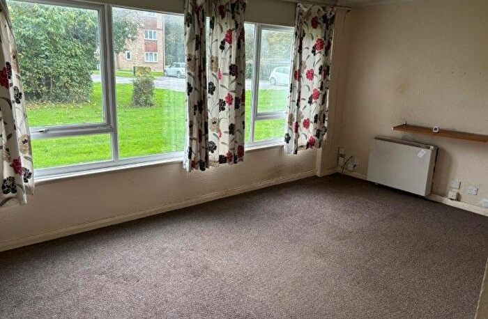 1 Bedroom Flat For Sale In Longbridge Road, Horley, RH6