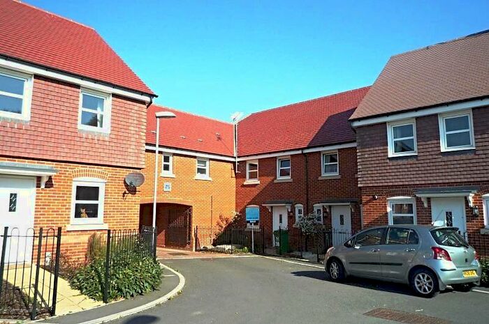 2 Bedroom Flat To Rent In School Close, Downley, High Wycombe, HP13