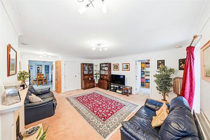 5 Bedroom Semi-Detached House For Sale In Hyndford Crescent, Greenhithe, DA9