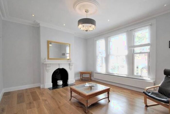 3 Bedroom Flat To Rent In Melbourne Grove, London, SE22