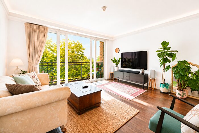 2 Bedroom Flat For Sale In Hopton Road, Woolwich Arsenal, London, SE18