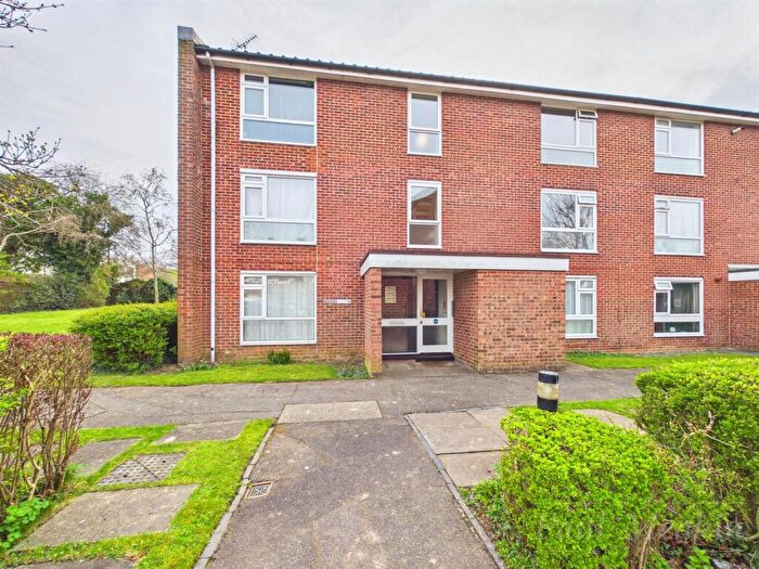 1 Bedroom Flat For Sale In Holmbury Grove, Featherbed Lane, Croydon, CR0