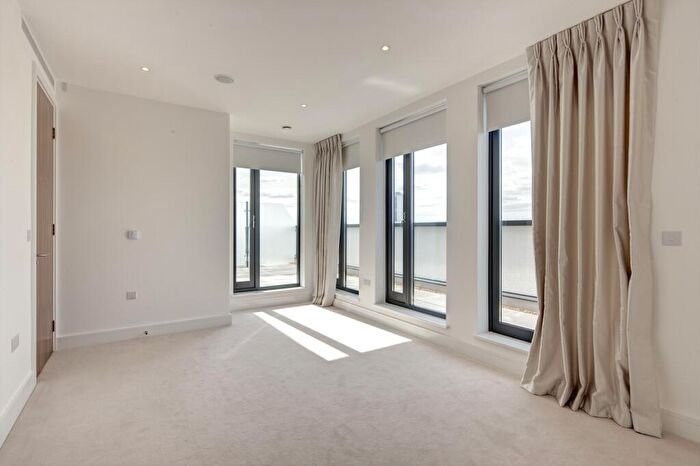 3 Bedroom Flat To Rent In Waldorf Place, Fairmount Mews, Childs Hill, NW2