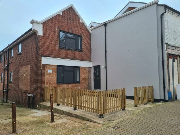 2 Bedroom Apartment To Rent In High Street, Ryde, PO33