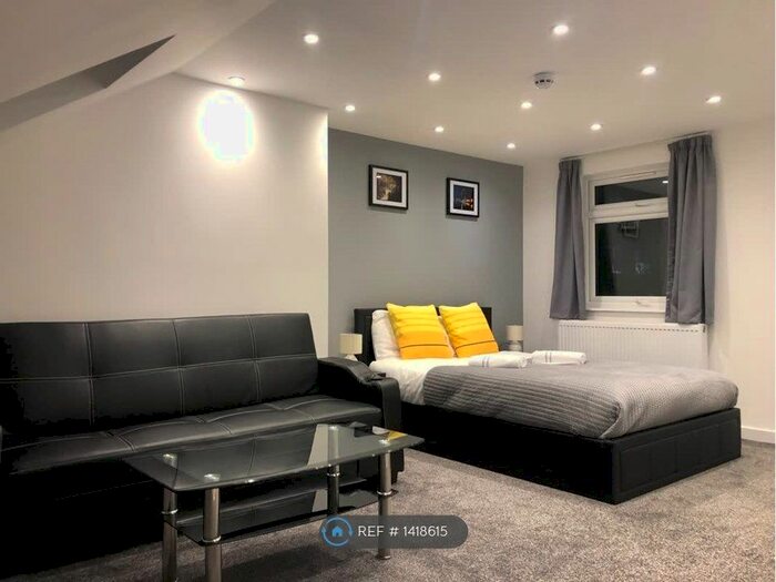 Studio To Rent In Leeds Street, London, N18