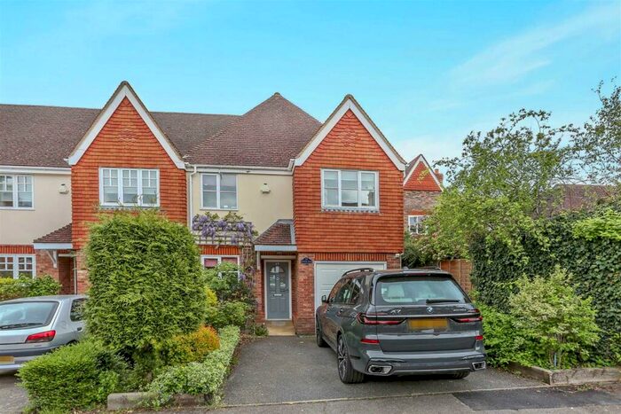 4 Bedroom End Of Terrace House To Rent In Jubilee Road, Cheam, Sutton, SM3