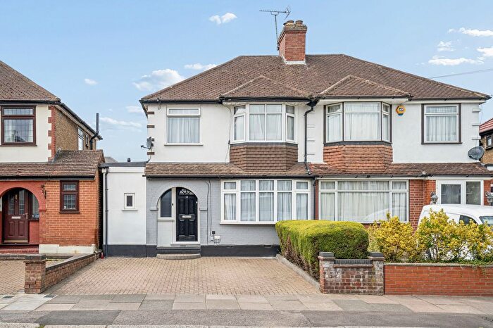 3 Bedroom Semi-detached House For Sale In Moss Road, Watford, WD25