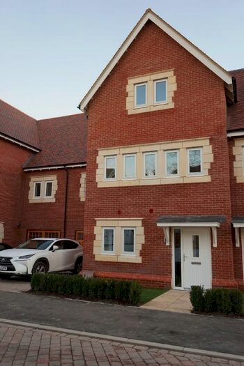 4 Bedroom Town House To Rent In Guardhouse Way, Mill Hill, London, NW7