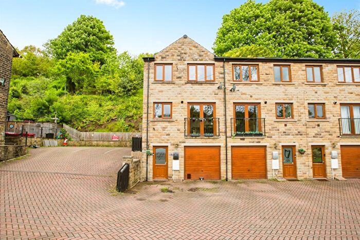 3 Bedroom Property For Sale In Middlefoot Terrace, Luddendenfoot, Halifax, HX2