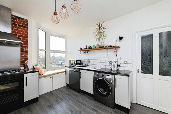 2 Bedroom Maisonette For Sale In Gatton Park Road, Redhill, Surrey, RH1