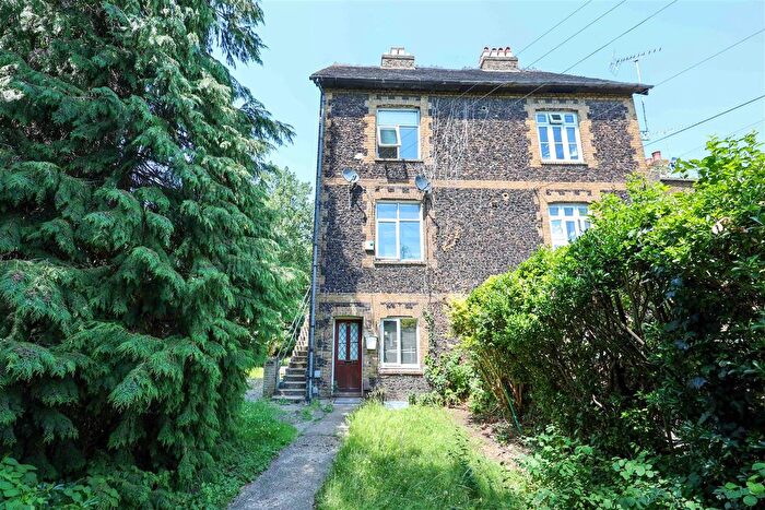 2 Bedroom Flat For Sale In Chiltern View Road, Uxbridge, UB8