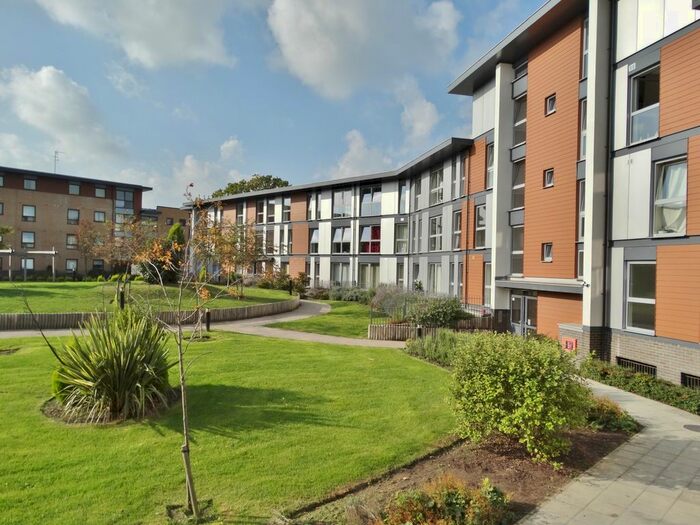 2 Bedroom Flat To Rent In Commonwealth Drive, Three Bridges, Crawley, RH10