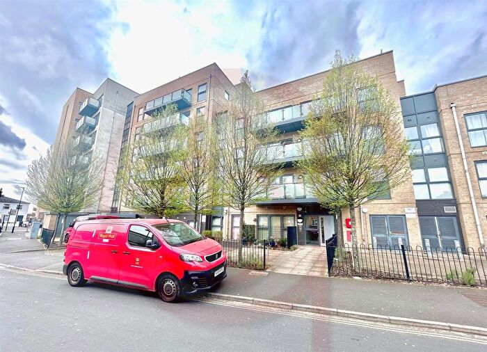 1 Bedroom Flat To Rent In North Drive, Hounslow, TW3