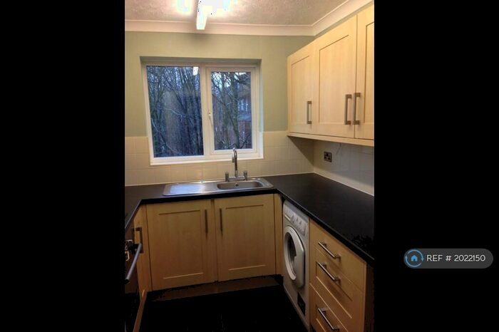 2 Bedroom Flat To Rent In Lingfield Close, High Wycombe, HP13