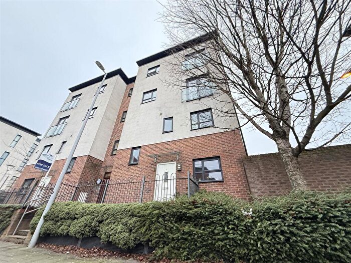 3 Bedroom Maisonette For Sale In Broughton Lane, Salford, M7
