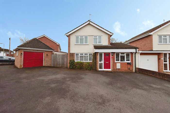 4 Bedroom Link Detached House For Sale In Albretia Avenue, Waterlooville, PO8