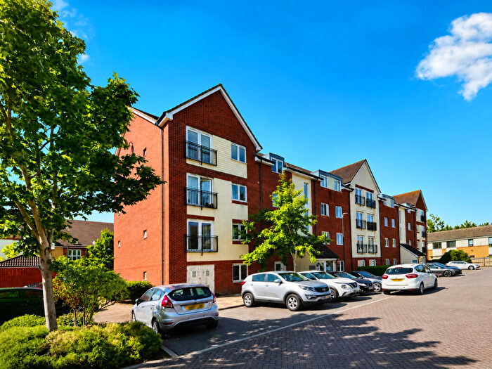 2 Bedroom Flat For Sale In Hollybrook Park, Bristol, BS15