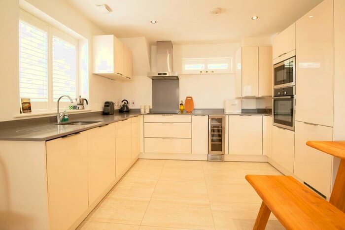 1 Bedroom Apartment To Rent In The Chantry, Llandaff, CF5