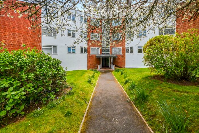 2 Bedroom Apartment To Rent In Belle Vue Road, Bournemouth, BH6