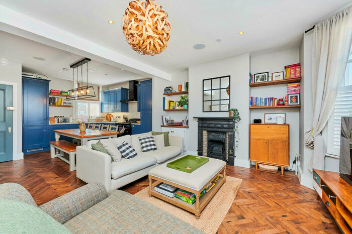 2 Bedroom Flat To Rent In Broxash Road, SW11