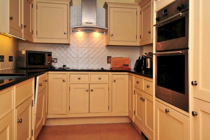 1 Bedroom Flat To Rent In Turners Hill Road, Pound Hill, Crawley, RH10