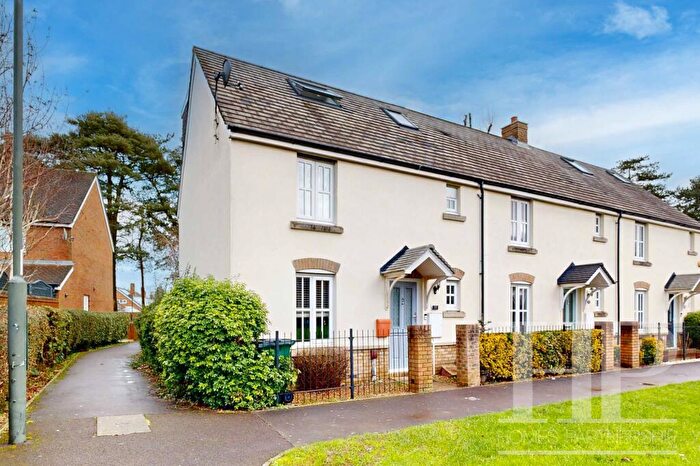 4 Bedroom End Of Terrace House For Sale In Trist Way, Ifield, RH11