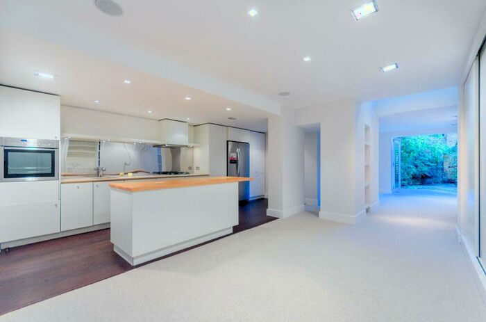 2 Bedroom Flat To Rent In Ormonde Terrace, St John's Wood, London, NW8