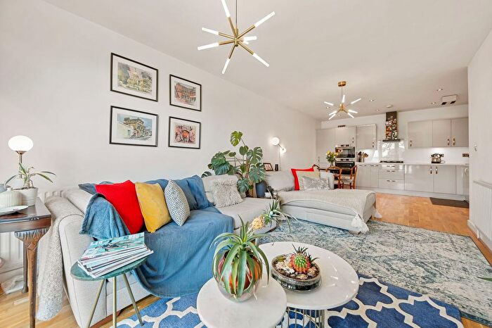 2 Bedroom Flat For Sale In Romford Road, London, E15