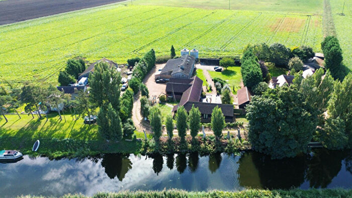 5 Bedroom Character Property For Sale In The Olde Grain Barn, Glassmoor Bank, Whittlesey, PE7