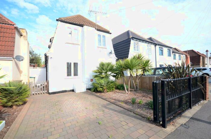 4 Bedroom Detached House To Rent In Elliman Avenue, Slough, SL2