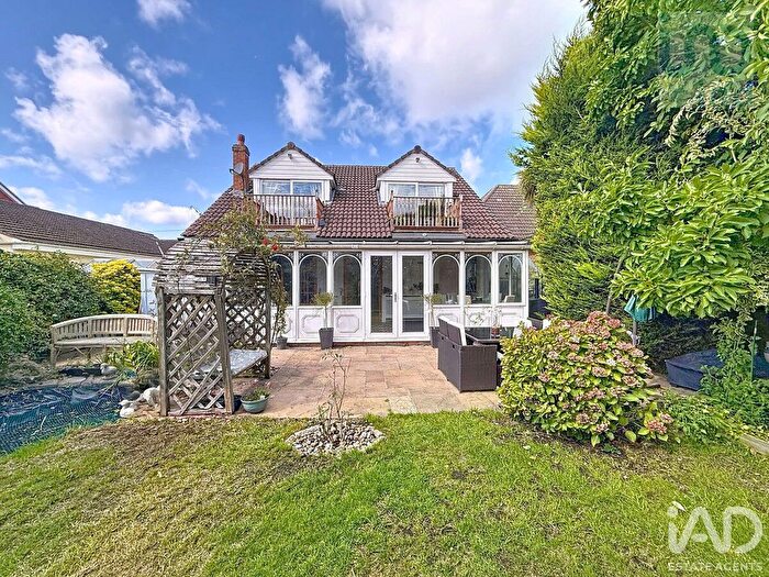 4 Bedroom Detached House For Sale In Eldon Road, Hoddesdon, EN11