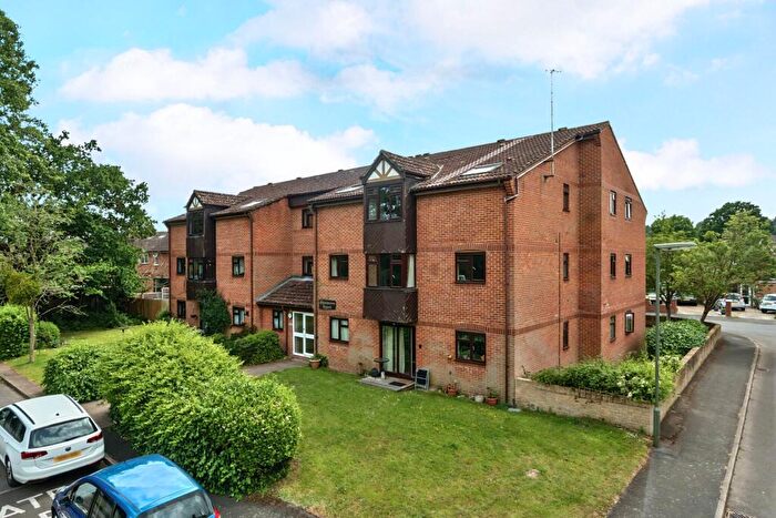 1 Bedroom Flat For Sale In Sycamore Court, Long Gore, Farncombe, Surrey, GU7