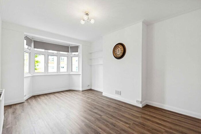 2 Bedroom Flat To Rent In Colney Hatch Lane, London, N10