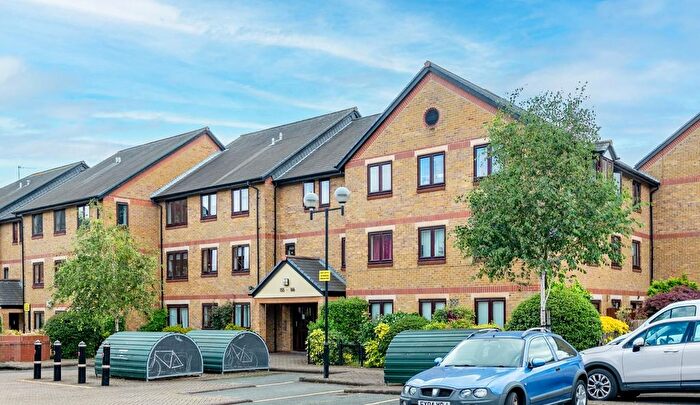 2 Bedroom Flat To Rent In Riverside Close, London, E5