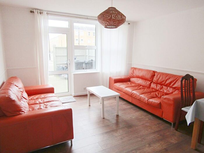 5 Bedroom Town House To Rent In Caldecott Way, Hackney, London, E5