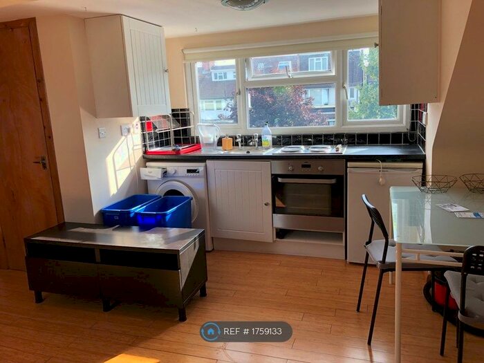 Studio To Rent In Hamilton Road, London, NW11