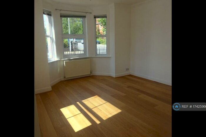 1 Bedroom Flat To Rent In Moat Road, East Grinstead, RH19