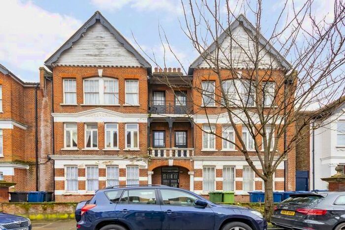 3 Bedroom Flat To Rent In Shalimar Gardens, London W3