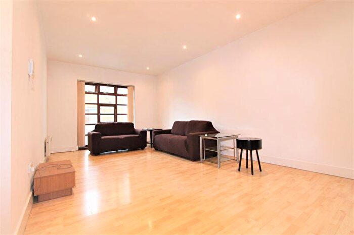 3 Bedroom Flat To Rent In Riga Mews, - Commercial Road, London, E1
