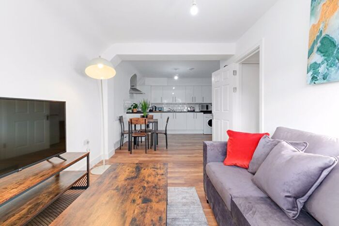 1 Bedroom Flat To Rent In Slough Road, Iver, Slo, SL0