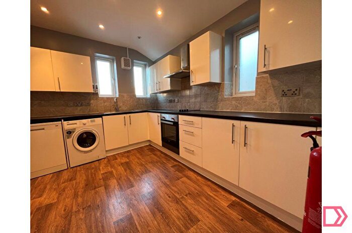 3 Bedroom Flat To Rent In A Lea Bridge Road, London, E10